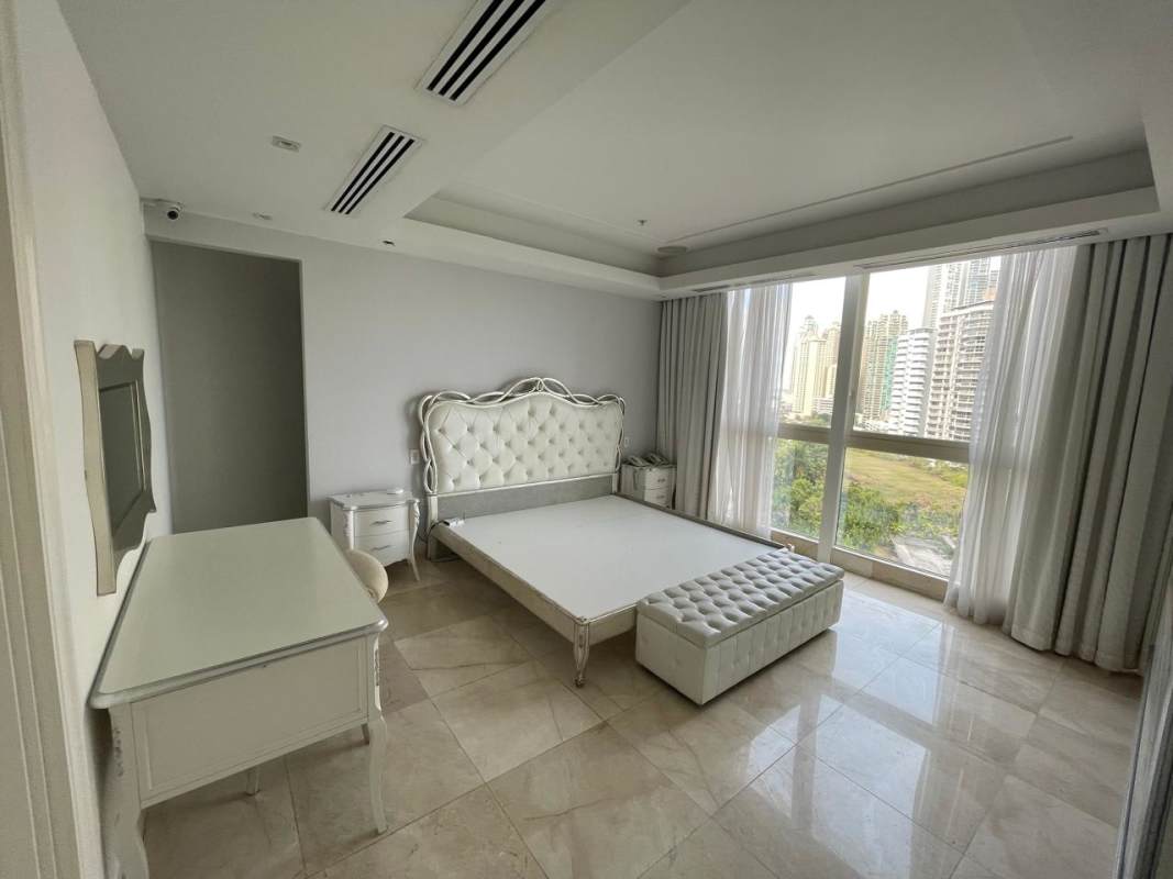 Bright bedroom with city views and large windows PH D1 Punta Paitilla Panama