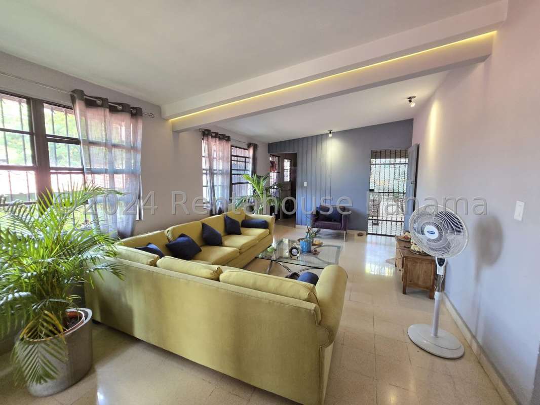 Spacious backyard with mature tree, paved patio, and terrace in Hato Pintado house