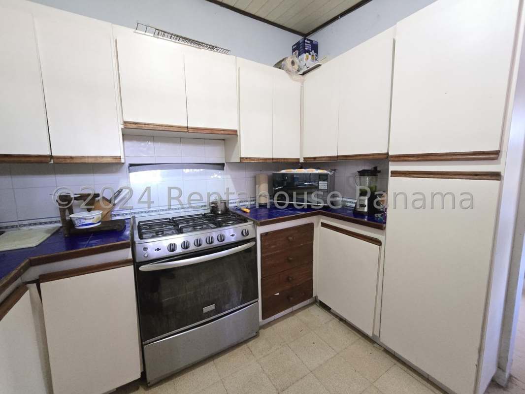 Covered parking area and garden landscaping in Hato Pintado house for sale