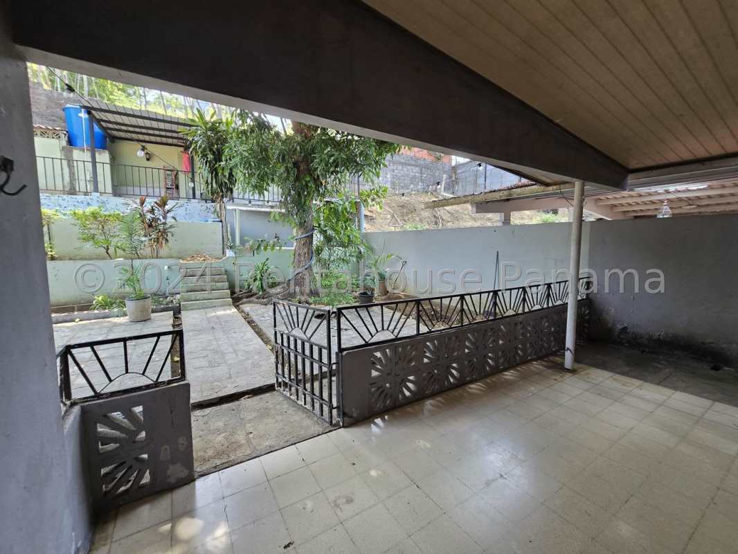 Traditional bedroom with AC and ensuite bathroom in Hato Pintado house for sale