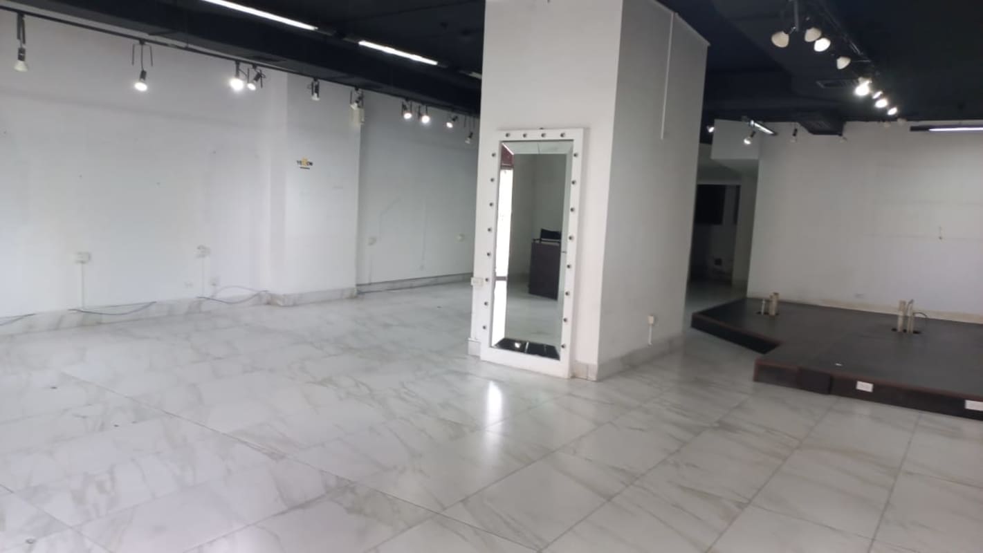 Modern retail space interior with marble floors, mirror, and lighting in PH Vía Porras Panama City