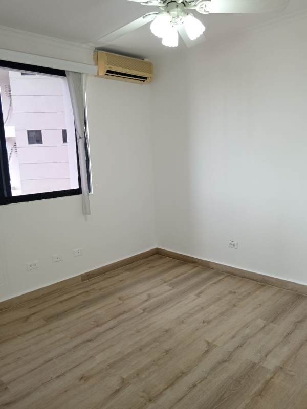 Bedroom with wood floors, built-in closets, large window city view ceiling fan PH La Loma Park Panama City