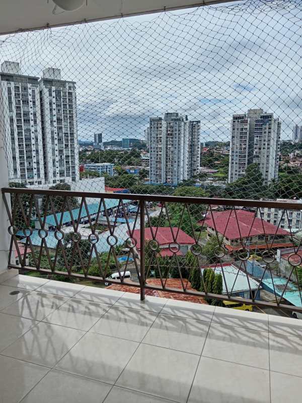 Bedroom with large window, blinds, ceiling fan, wood floors PH La Loma Park Panama