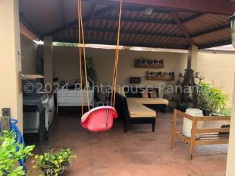 Basic kitchen with tile counters house sale Panama Oeste