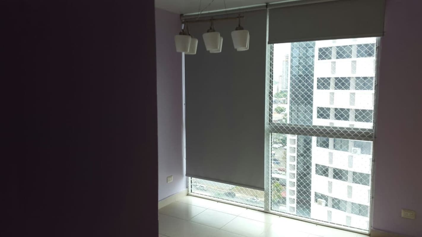 Modern bathroom with double sink, mirrored vanity, shower enclosure PH Tao Tower Panama