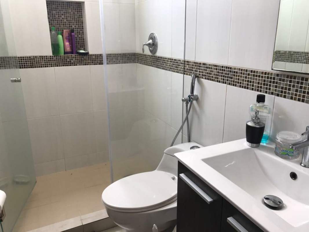 Bathroom with glass shower, mosaic tiles, mirror cabinet in rental apartment Edison Park Panama