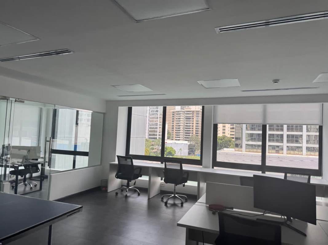 Corporate office lobby with seating and reception desk in Torre Versatec Plaza 2000 Panama