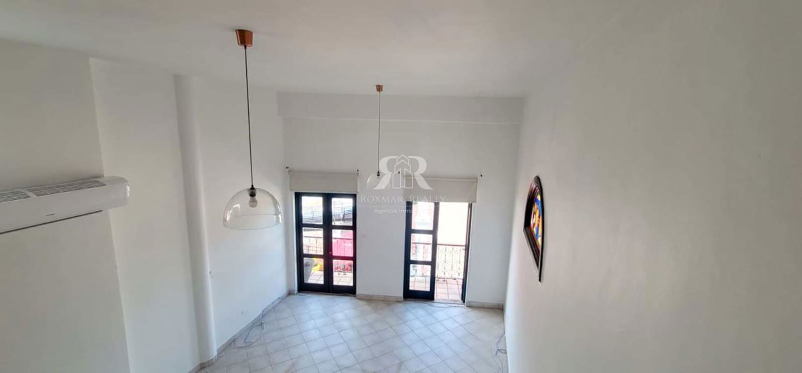 Minimalist interior with high ceilings and tiled floor in Casco Viejo