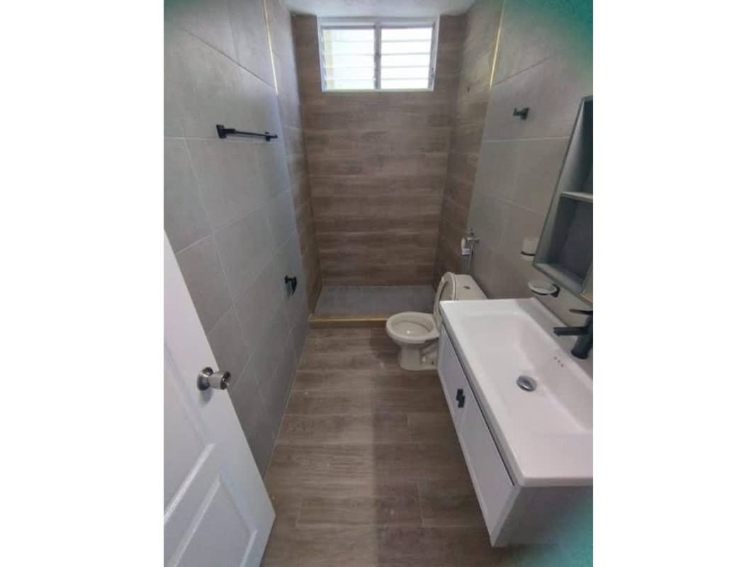 Bathroom with modern ceramic finishes and walk-in shower in PH Torres Altos del Golf Via Porras Panama