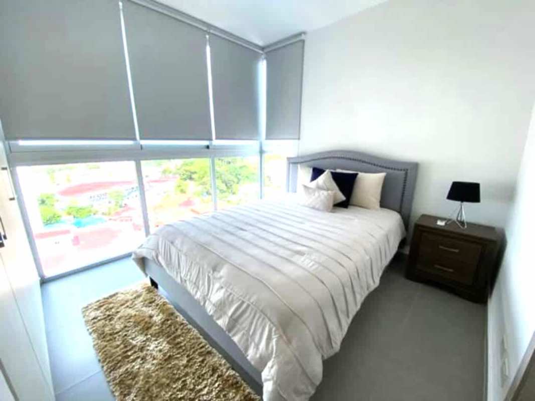 Modern bedroom with built-in closet, split AC, large windows, PH Signature Point Bella Vista Panama