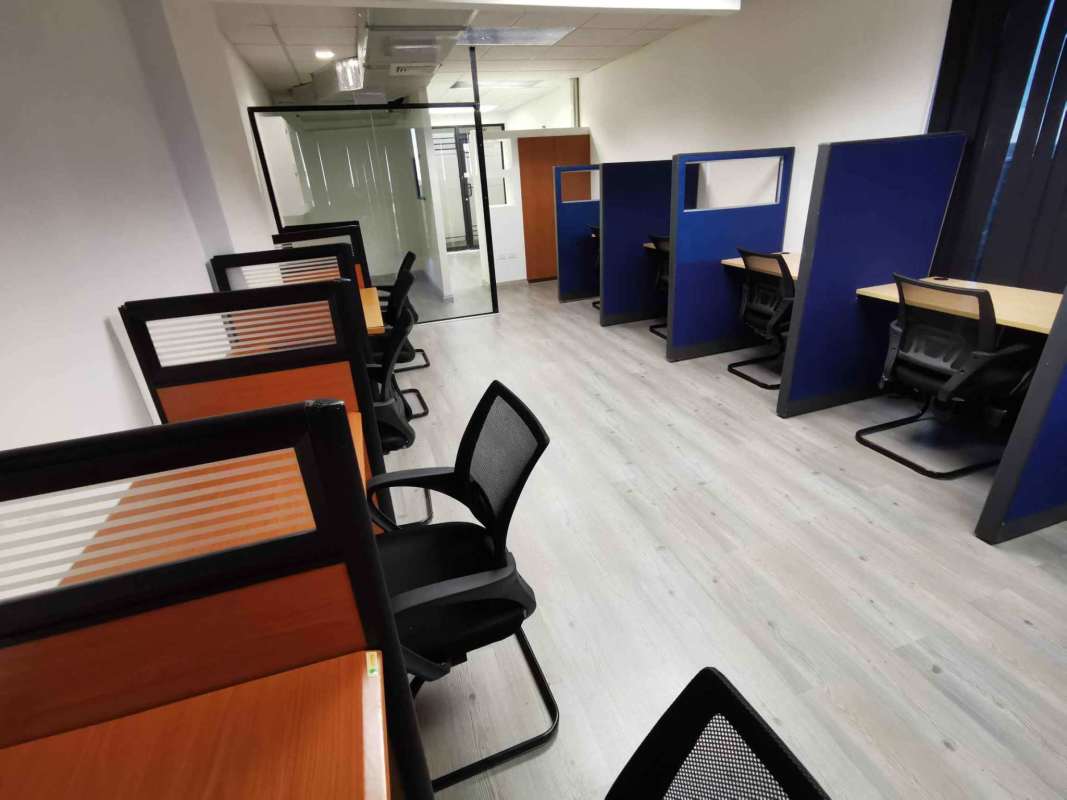 Commercial office with cubicles, laminated wood floor, ergonomic chairs in Century Tower Los Ángeles Panama