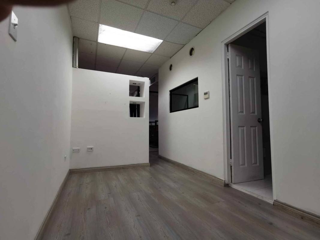 Modern office hallway with drop ceiling, lighting, doors in Century Tower Los Ángeles Panama