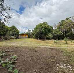 Expansive yard with greenery and garden potential mountain view house Nueva California Volcán