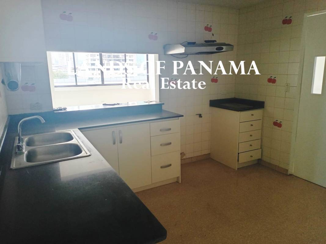 Traditional kitchen with double sink, white cabinets, black granite countertops in PH Marfil Obarrio