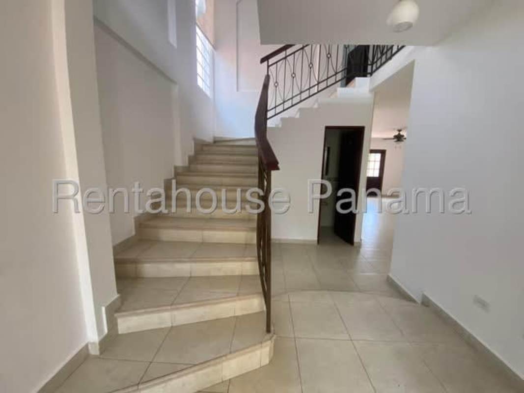 Large private garden, covered patio with BBQ zone Villa Valencia Costa Sur Panama