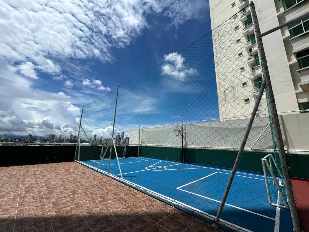 Outdoor rooftop basketball and soccer sports court at Vivendi Towers Edison Park Panama