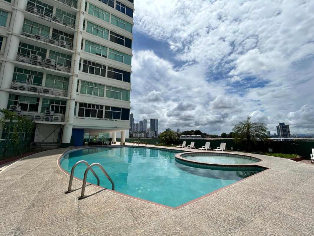 Outdoor swimming pool and Jacuzzi on rooftop at Vivendi Towers Edison Park Panama City