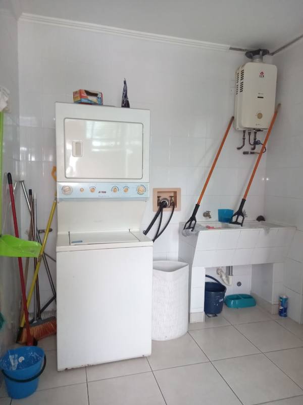 Contemporary kitchen with granite countertops, large windows, dining area in PH Bahia Esmeralda Marbella Panama