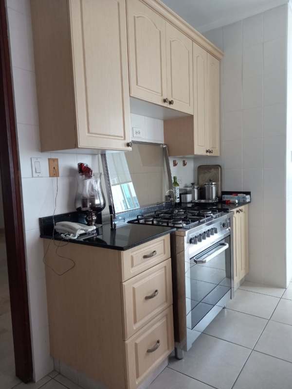 Elegant dining room with chandelier, large windows and city skyline view in PH Bahia Esmeralda Panama