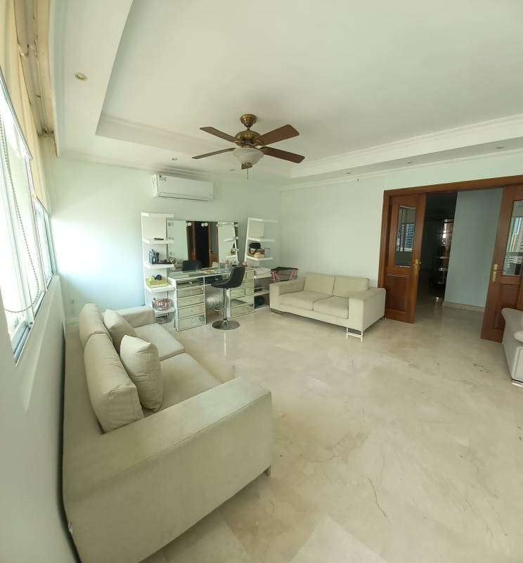 Guest bedroom with city views, large closet and windows in PH Bahia Esmeralda Marbella Panama