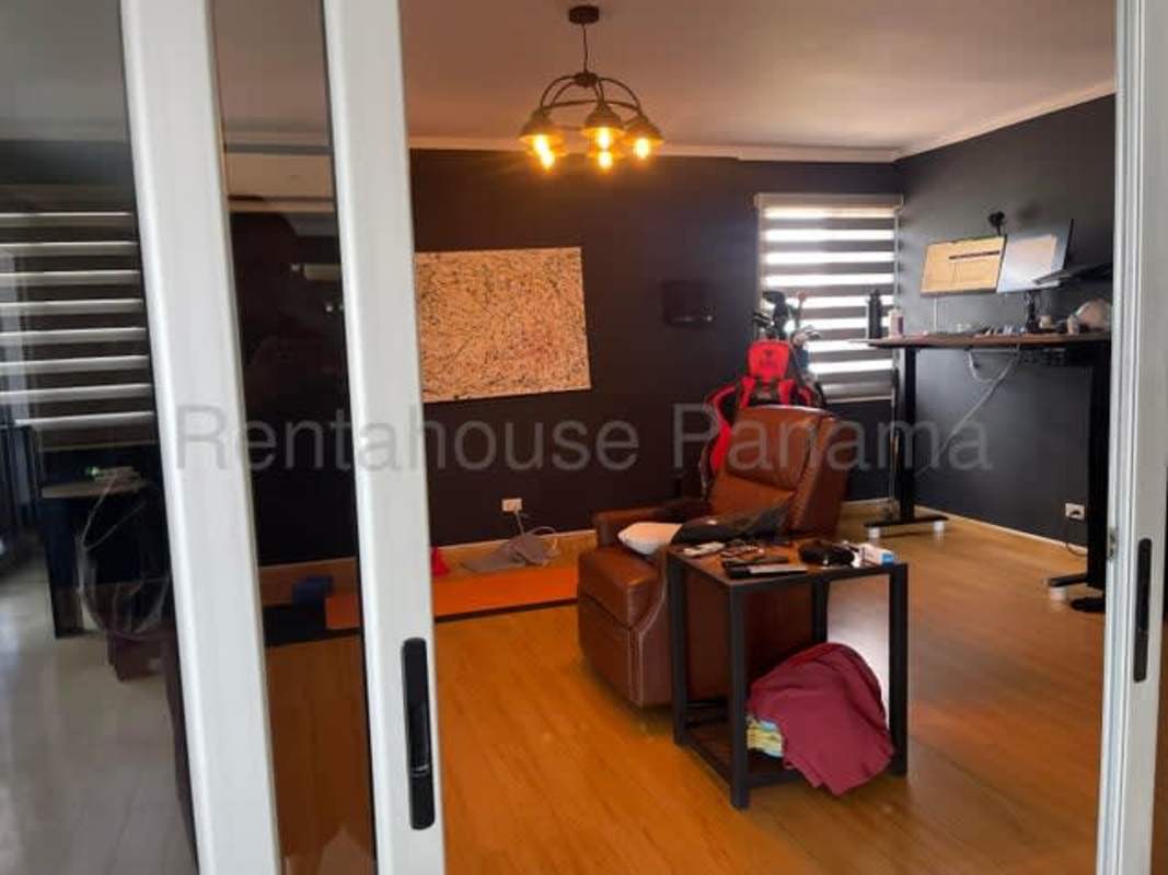 Dedicated office or den bright space PH Troy El Cangrejo Panama