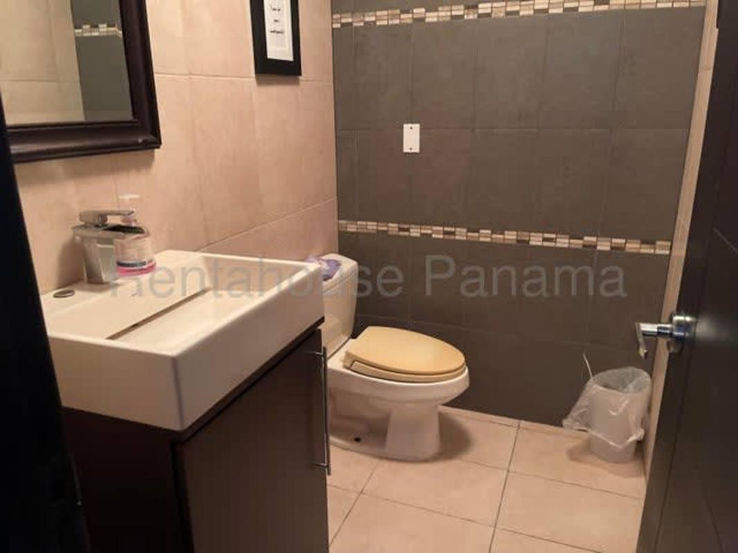 Large bedroom with windows, closet, terrace access El Cangrejo Panama