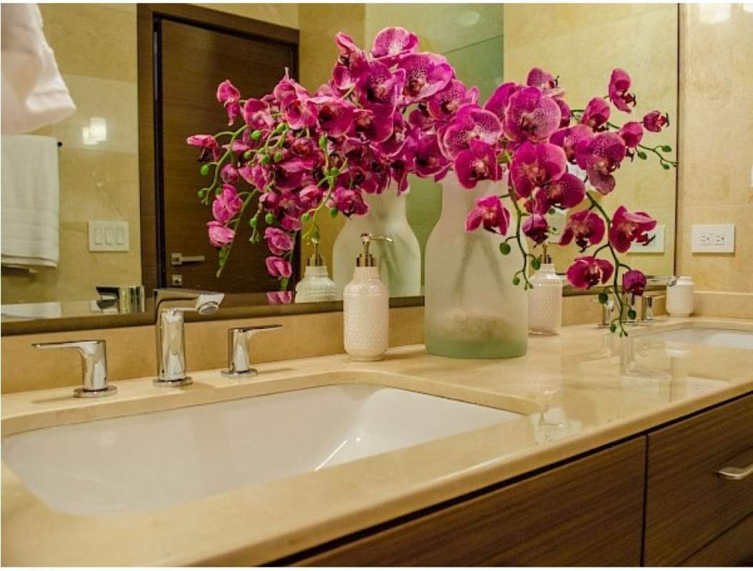 Double sink modern bathroom with marble counters in PH Parklane Costa del Este Panama