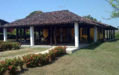 Rustic house with wraparound porch and garden Equus Village Pedasí Panama