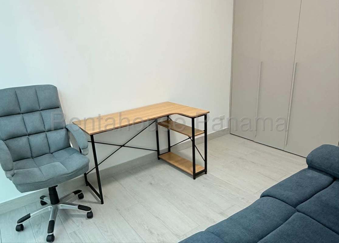 Minimalist home office with light wood corner desk and built-in wardrobe PH Urbana Obarrio Panama