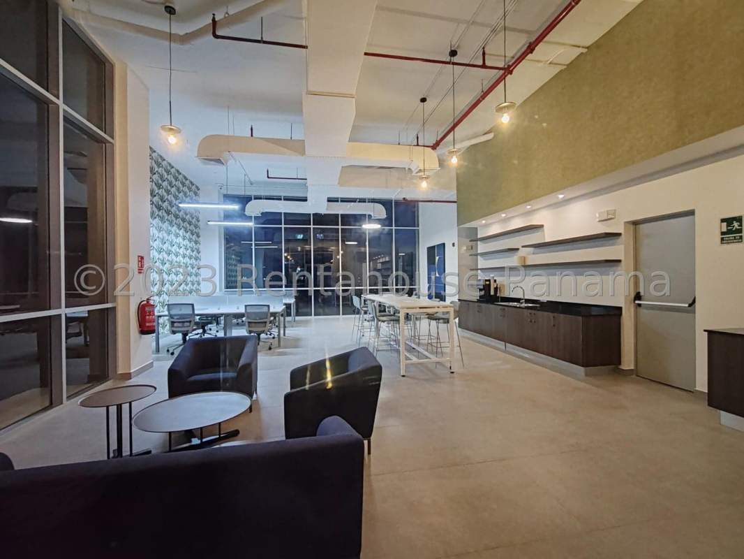 Compact home office corner with city view window PH Urbana Obarrio Panama