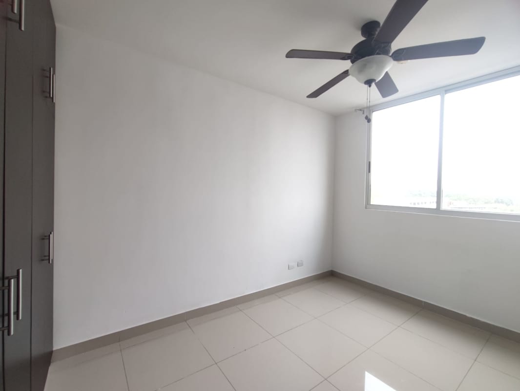 Bedroom with large window, ceiling fan, and built-in wardrobe PH Park City Tower Panama