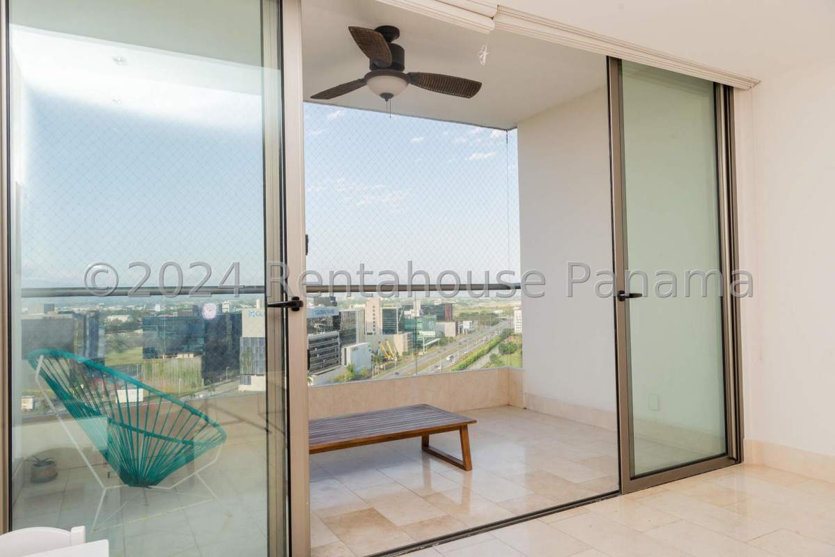 Bright bedroom with marble floors, large windows, golf views in PH GreenView Santa Maria Panama