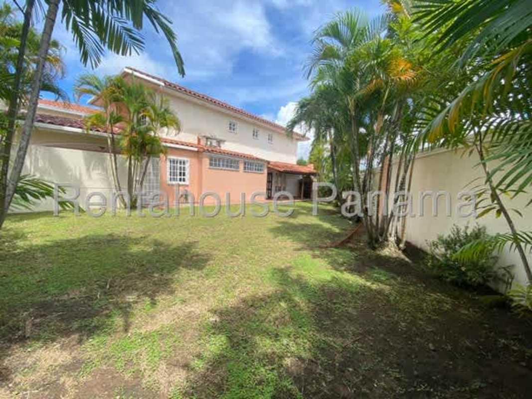 Kitchen with granite countertop stainless appliances in Villa Valencia Costa Sur Panama