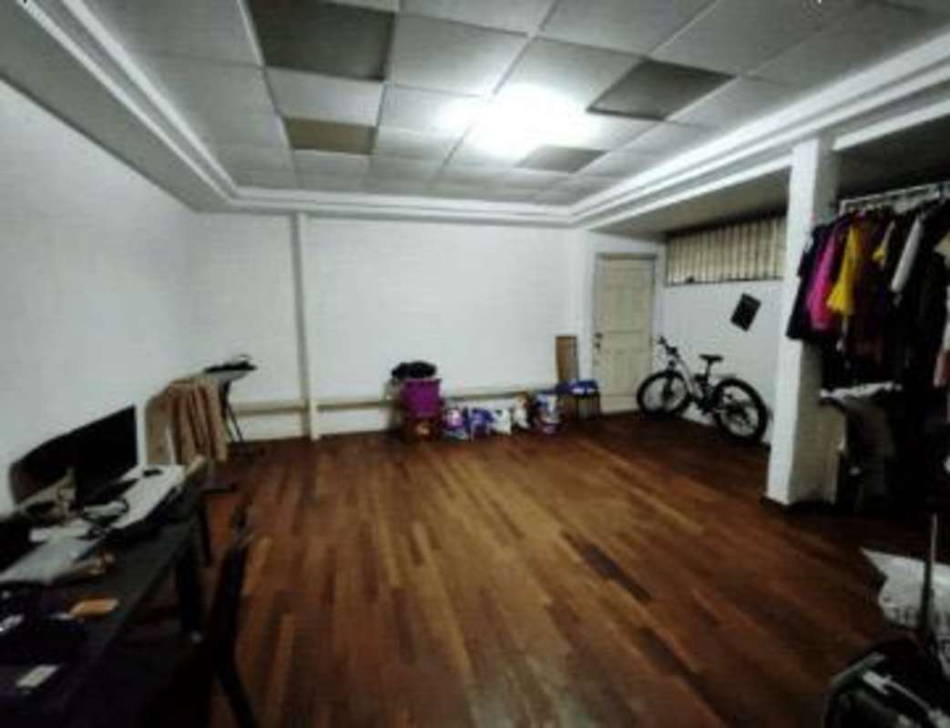 Spacious kitchen with breakfast bar and built-in cabinets in El Romeral Chanis Panama