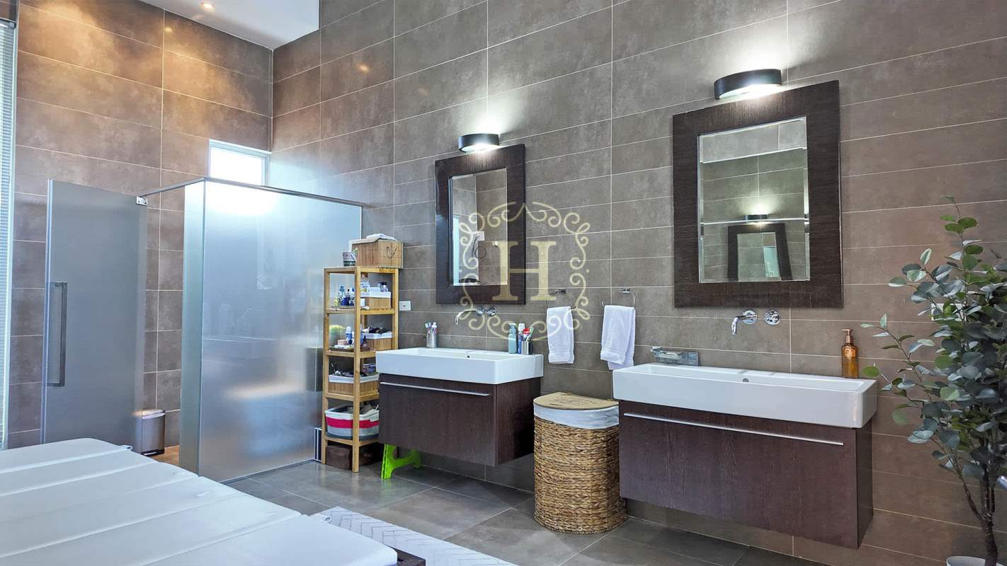 Luxury 4BR Modern Home with Pool & Terrace in Altos del Golf - View 4