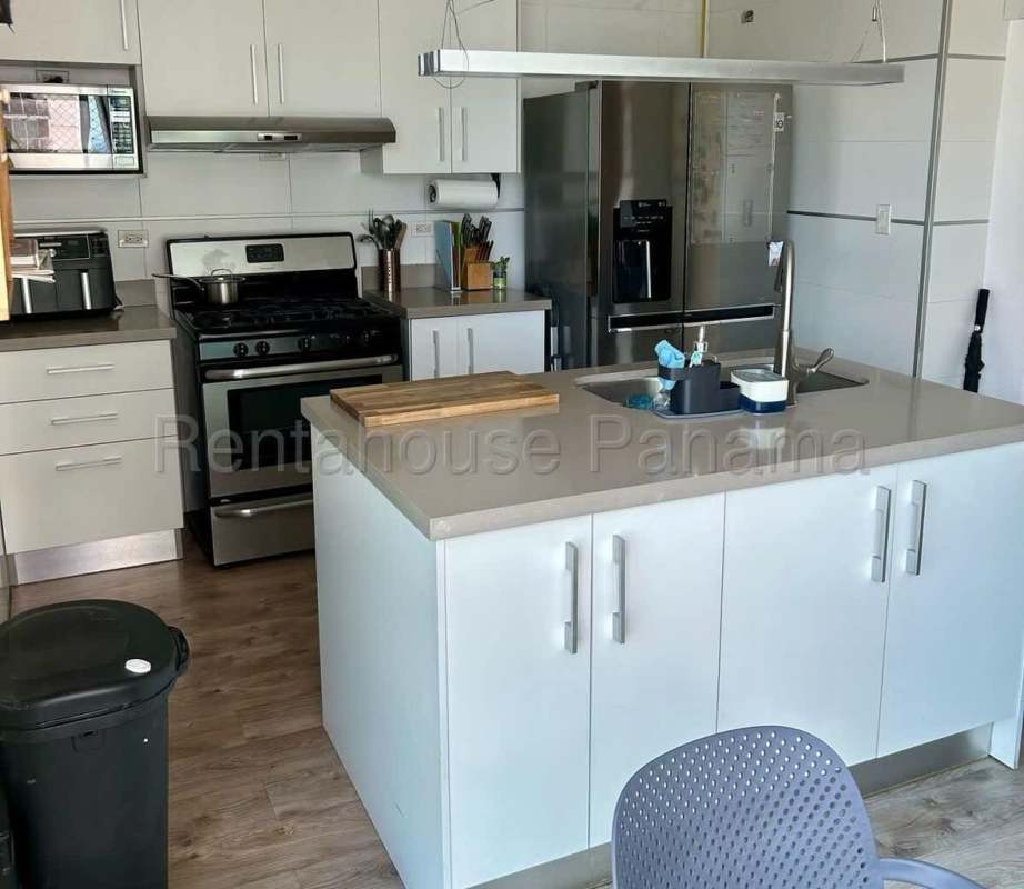 Bedroom featuring built-in closet, air conditioning, wood floor, city skyline view in PH 7400 San Francisco Panama