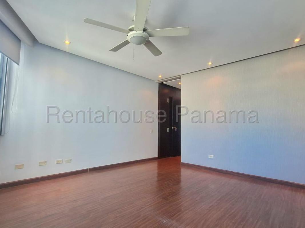 Bedroom with large window, wooden flooring and closet in PH Infinity Tower San Francisco Panama