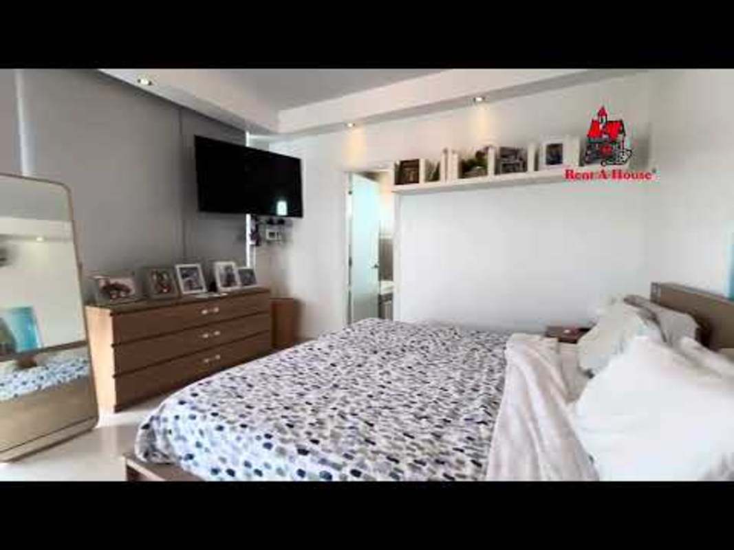 Modern bedroom with private bathroom and skyline views in PH San Francisco Bay Panama