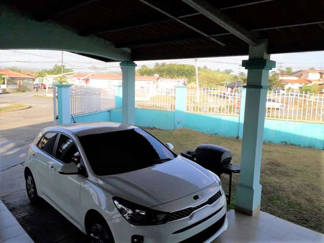 Covered parking with barbecue grill and fenced green yard Las Cumbres Panama