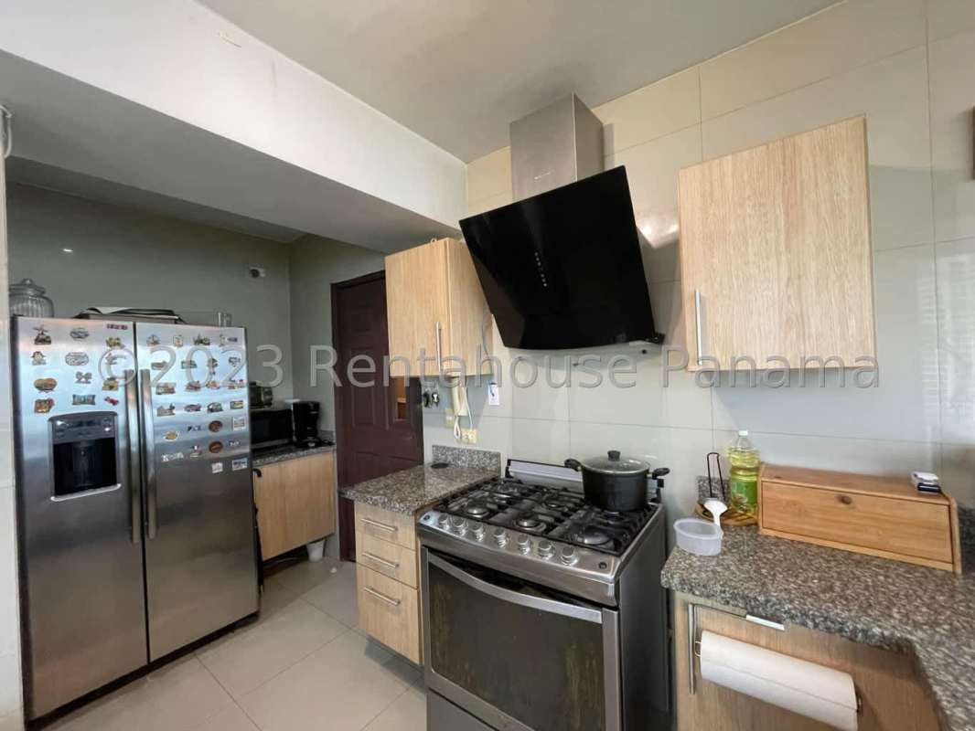 Modern bathroom with bathtub and granite countertop at PH San Francisco Bay Panama City
