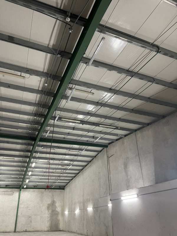 Large warehouse with concrete floors, steel roof trusses and ample lighting in Tocumen