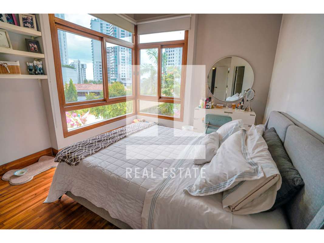 Luxury 4BR House with Gardens in Altos del Golf Coco del Mar