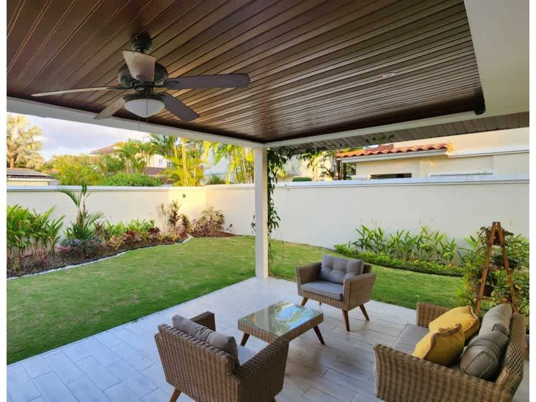 Large master bedroom with balcony, walk-in closet and split AC in Costa Sur Panama City