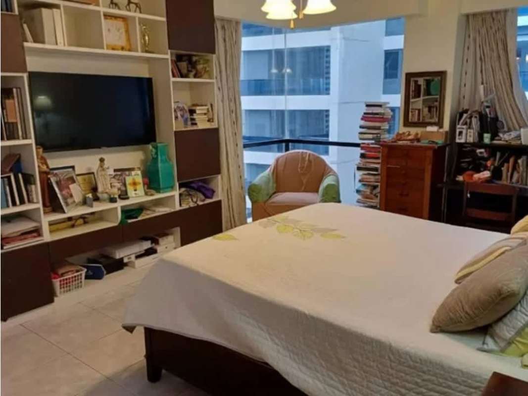 Contemporary bathroom with vanity, vessel sink and round mirror in PH Royal Princess Punta Paitilla Panama