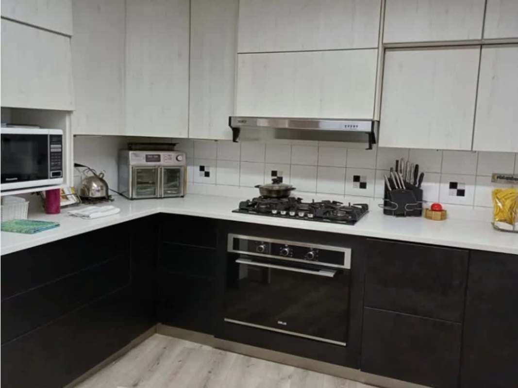 Bedroom with large windows, built-in shelves in PH Royal Princess Punta Paitilla Panama