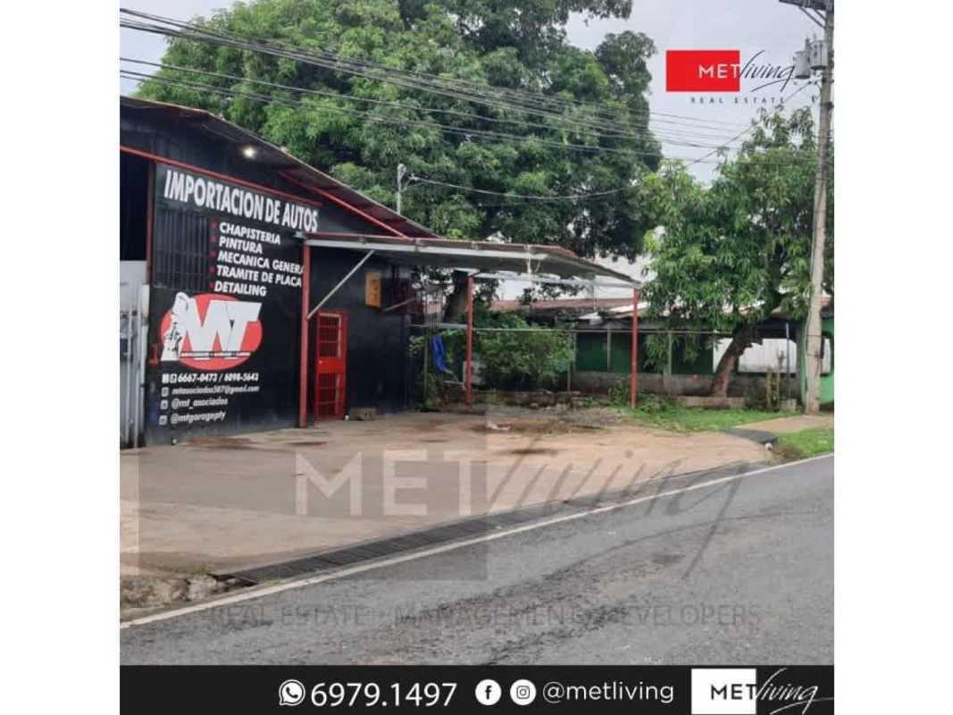 Exterior of auto repair shop warehouse with red accents and large entry gate Ciudad Radial Juan Díaz Panama