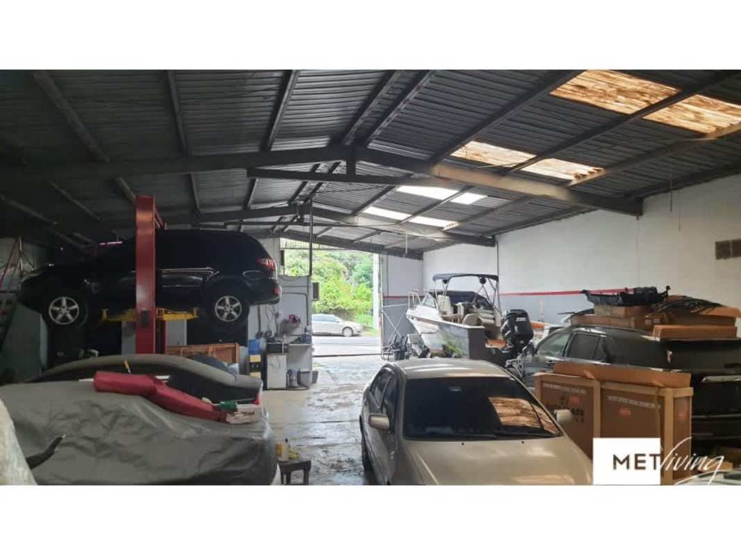 Large industrial garage with skylight, vehicle lift and storage boxes Ciudad Radial Juan Díaz Panama