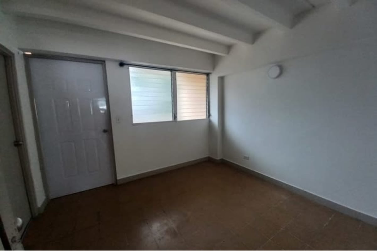 Minimal bedroom with tiled floor and window affordable rental in Calidonia Panama