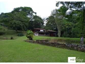 Rustic 5BR Mountain Estate on 2.5 Hectares with Pool Cerro Azul