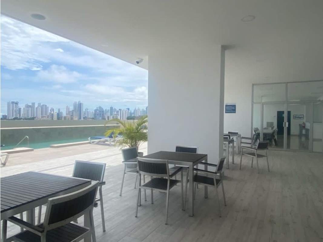 Rooftop swimming pool with terrace and skyline view at PH Alegría Bella Vista Panama